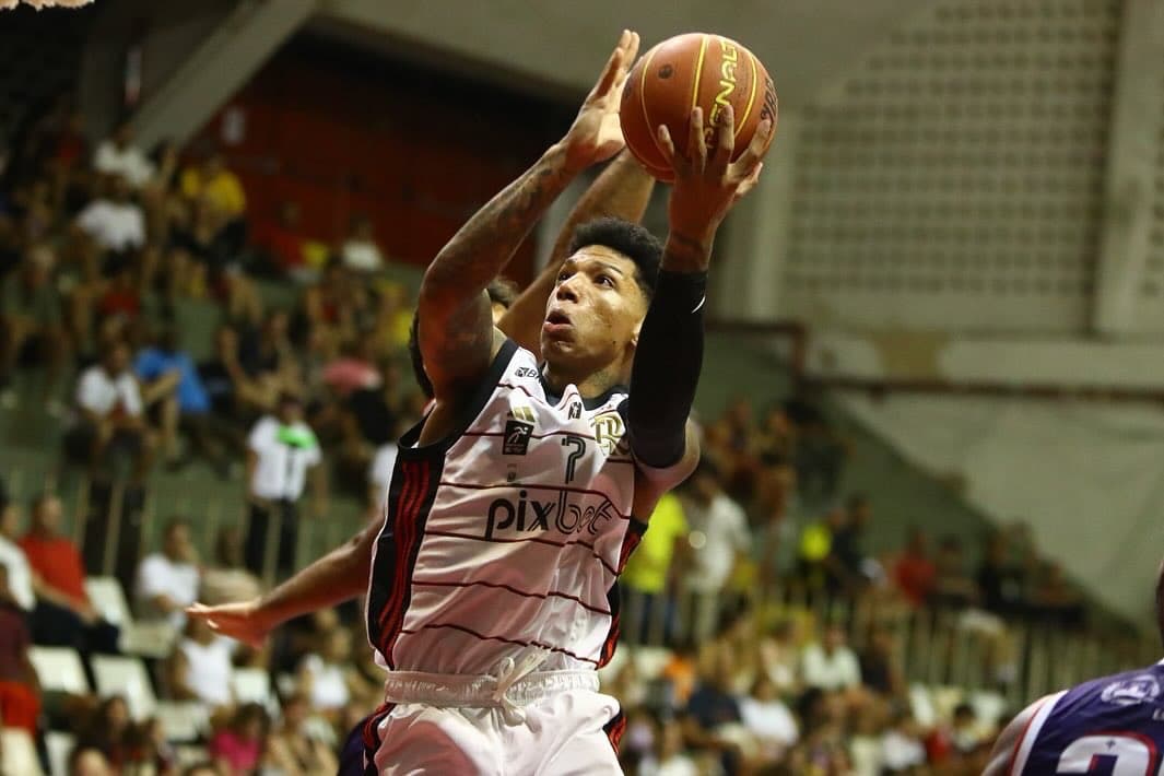 Didi Louzada faz cesta em jogo do Flamengo no NBB; vitória sobre Bauru nas semis