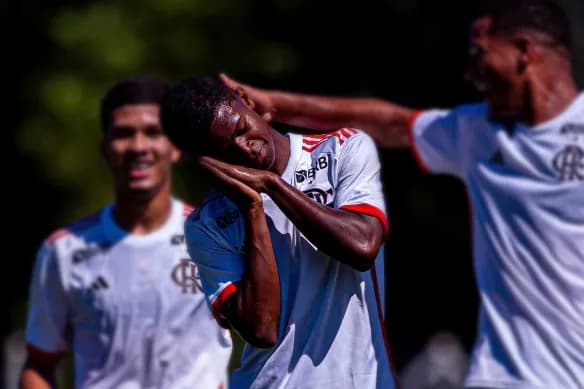 Douglas Telles comemora gol pelo Flamengo nesta temporada