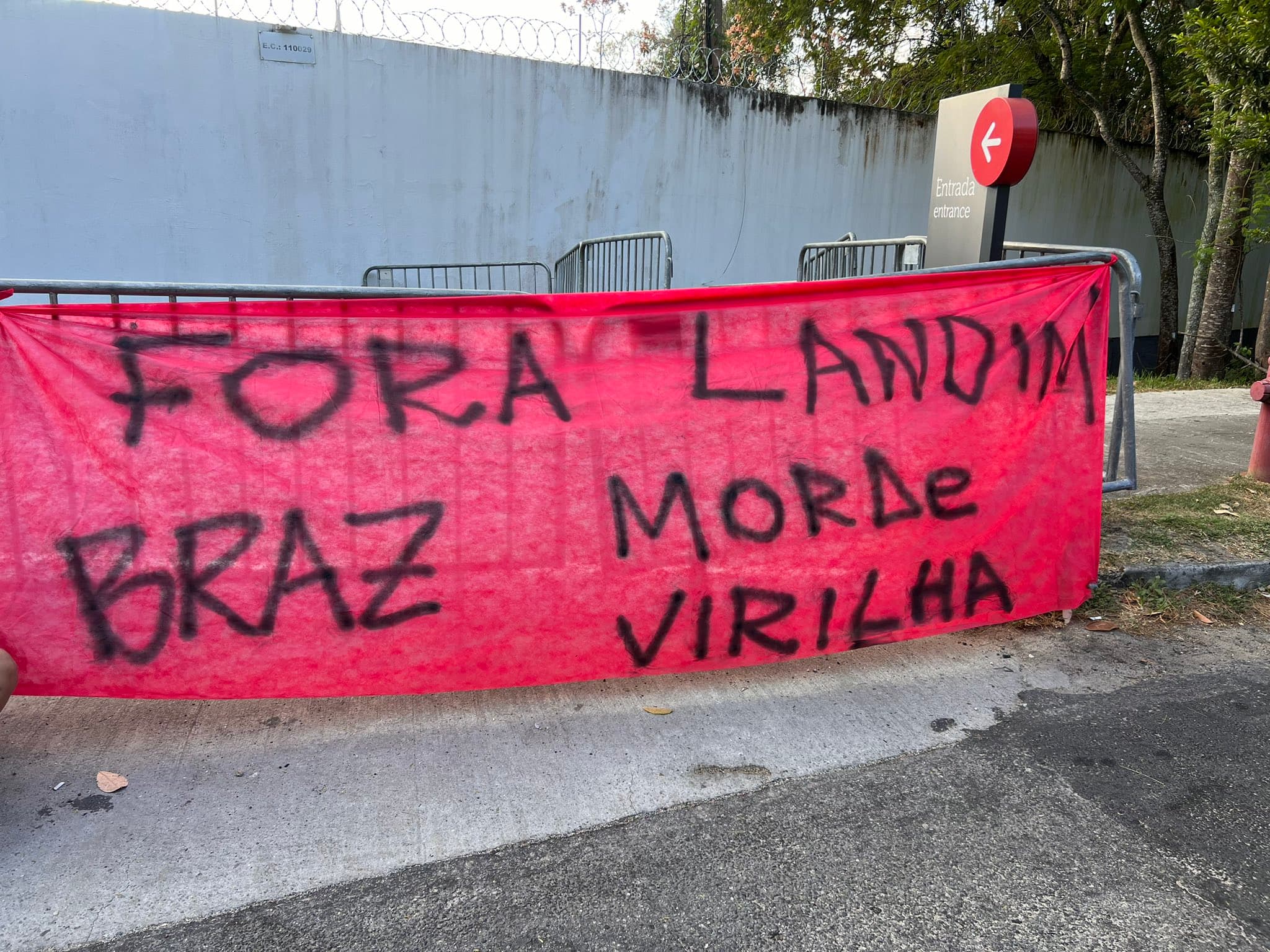 Faixa que torcedores estenderam pedindo saída de Landim e Braz