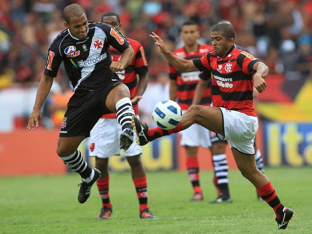 Fellipe Bastos disputa bola com Junior Cesar em um Flamengo x Vasco; ex-volante é novo contratado da Globo