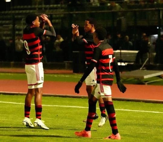 Jogadores do Flamengo comemoram gol na Abano Trophy