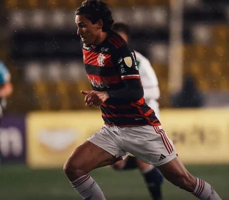 Pedro atuando contra o Palestino em Coquimbo pelo Flamengo na Libertadores