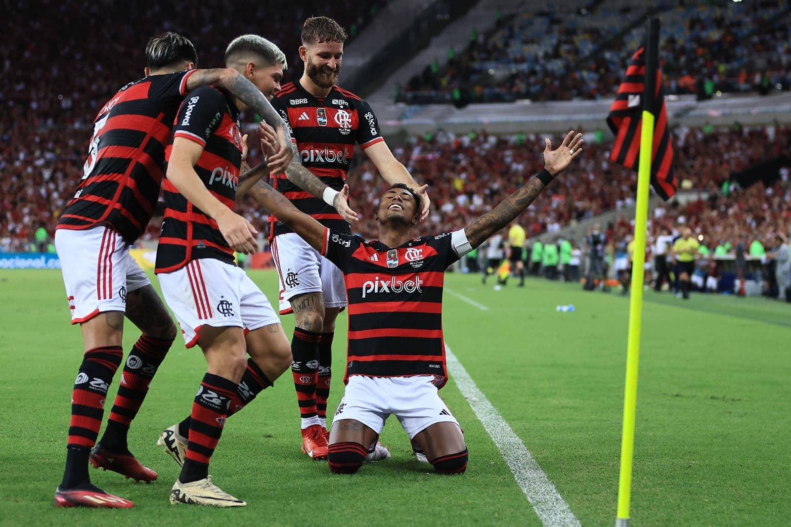 Bruno Henrique celebra gol do Flamengo no Maracanã com companheiros; Flamengo é melhor mandante entre times da Série A