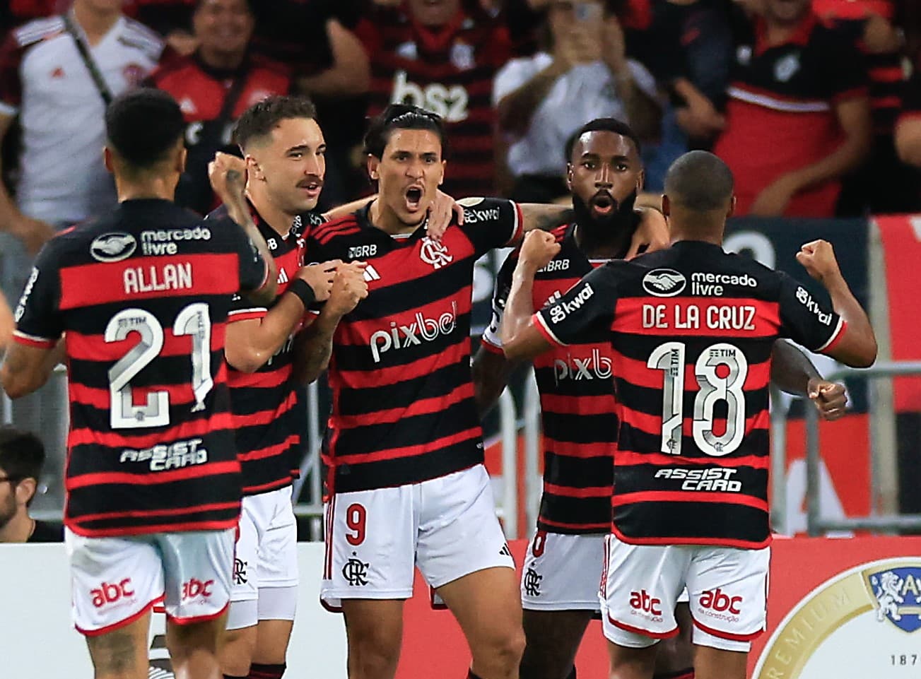 Jogadores do Flamengo comemoram gol de Pedro contra o Millonarios, pela Libertadores