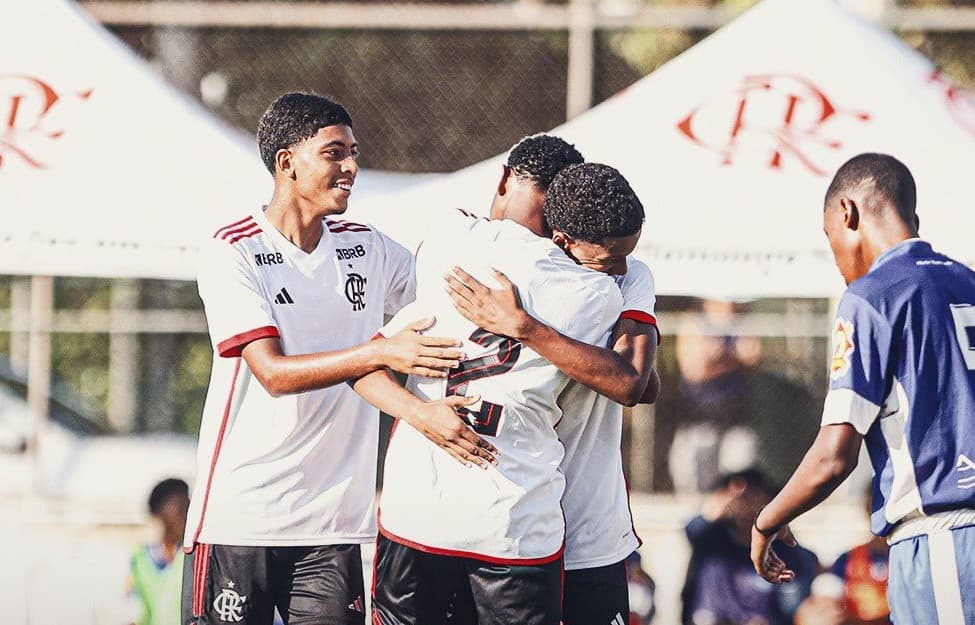 Garotos do Ninho Sub-15 comemora gol sobre o Olaria; Vasco será adversário na seminfinal da Copa Rio