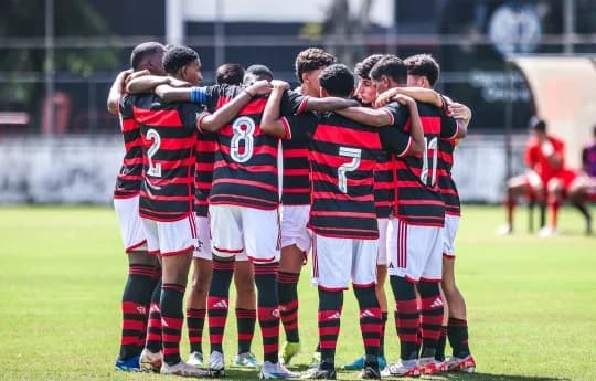 Time sub-15 dp Flamengo antes de partida; empate com Vasco obrigga vitória no jogo de volta para classificar à final da Copa Rio Sub-15