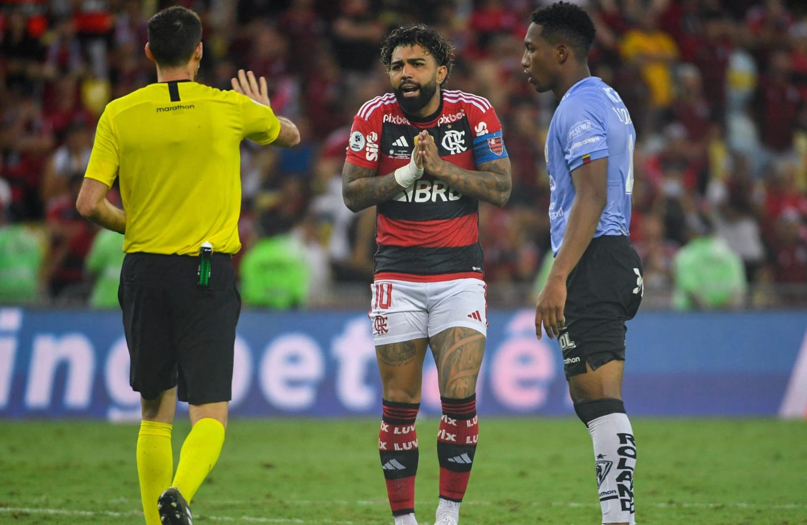 Gabigol reclama com Andres Matonte