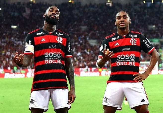 Gerson e Lorran comemoram gol do Flamengo