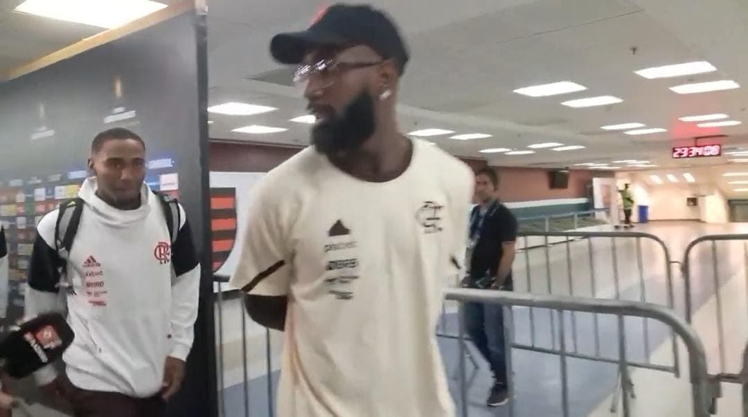 Gerson passa pela zona mista com pressa