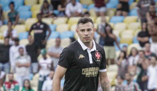 Hugo Moura em campo pelo Vasco; volante revelado pelo Flamengo cometeu erro grave contra o Athletico e atingiu meta de compra