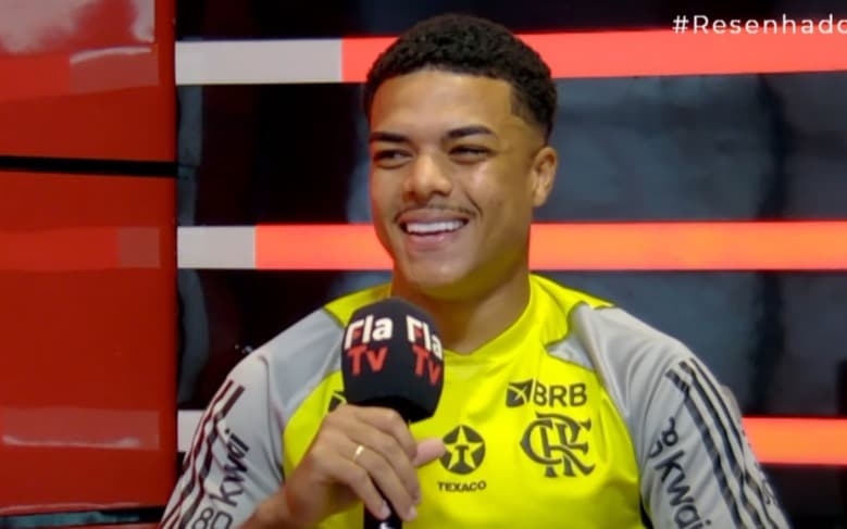 Igor Jesus em entrevista à FLA TV; jovem falou sobre Tite, relação com companheiros e boa temporada pelo Flamengo
