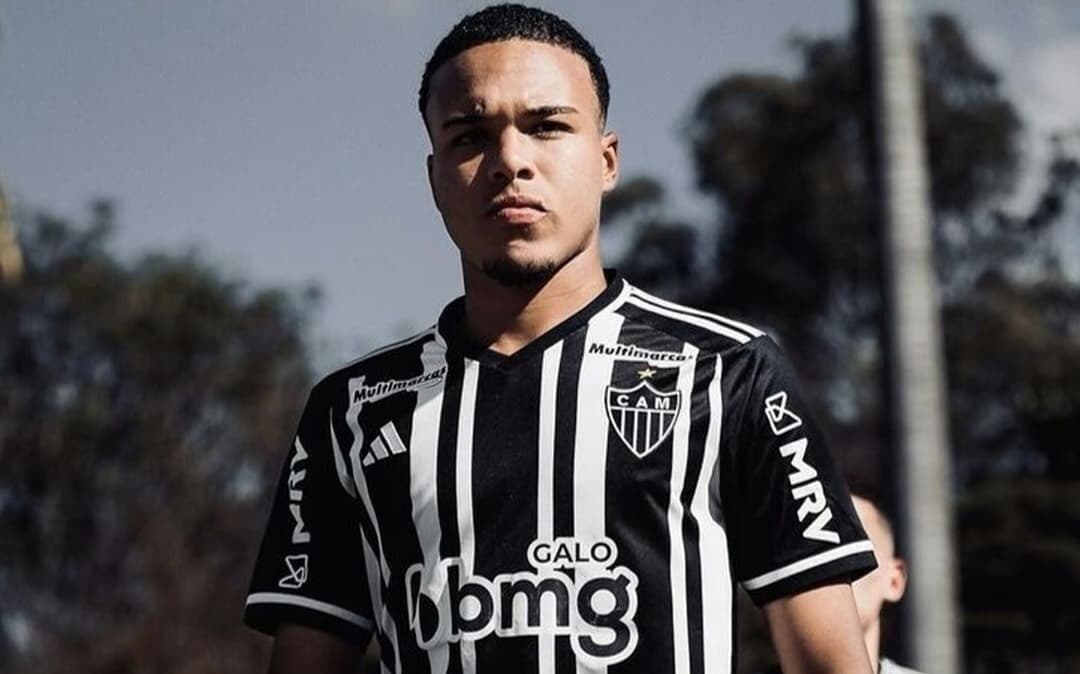 Isaque com a camisa do Atlético-MG; atacante de 18 anos assina contrato de formação com o Flamengo