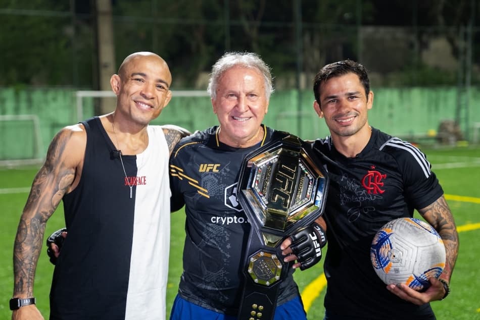 José Aldo, Zico e Alexandre Pantoja em conversa na semana anterior ao UFC 301; dupla é torcedora do Flamengo