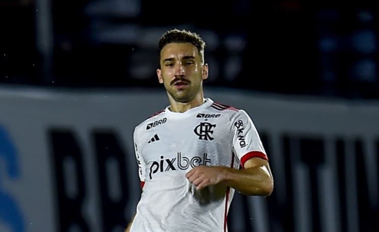 Léo Ortiz em campo em Flamengo x Red Bull Bragantino
