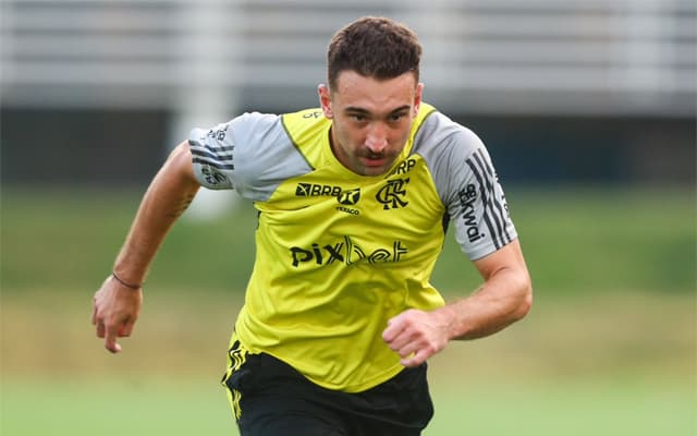 Léo Ortiz em treino do Flamengo; zagueiro deve ser titular contra o Amazonas na Copa do Brasil