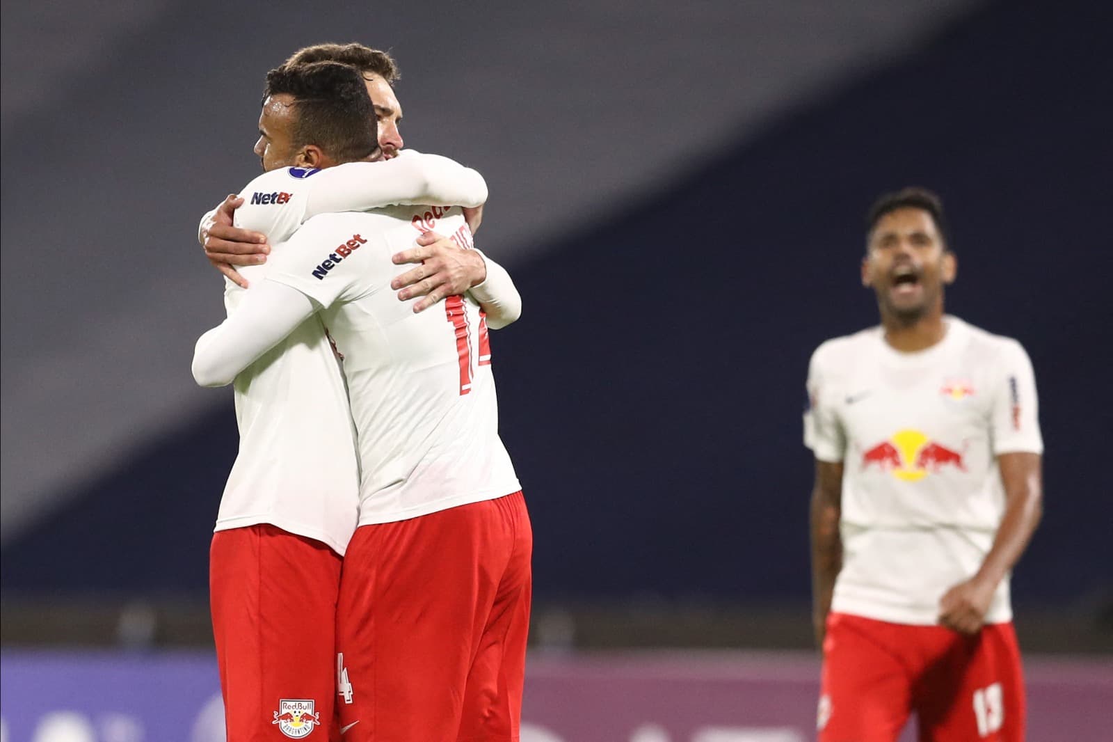 Léo Ortiz e Fabrício Bruno, hoje no Flamengo, se abrançando durante jogo do Bragantino, onde formaram dupla