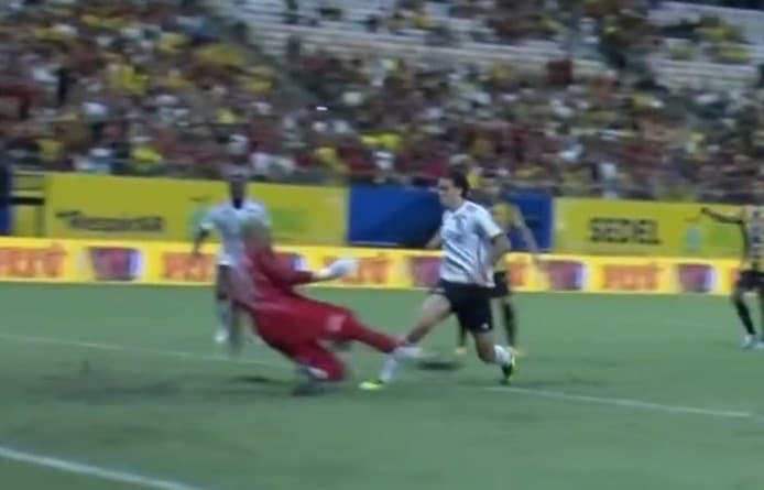 Pedro é atingido por Marcão dentro da área em Amazonas x Flamengo