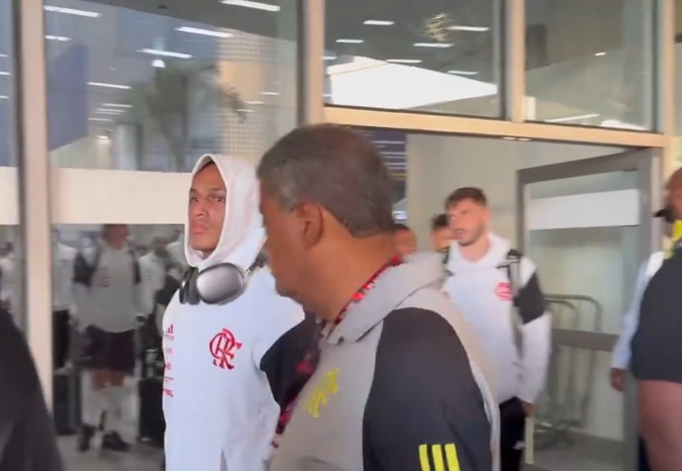 Torcedores protestam na chegada do Flamengo após derrota para o Palestino