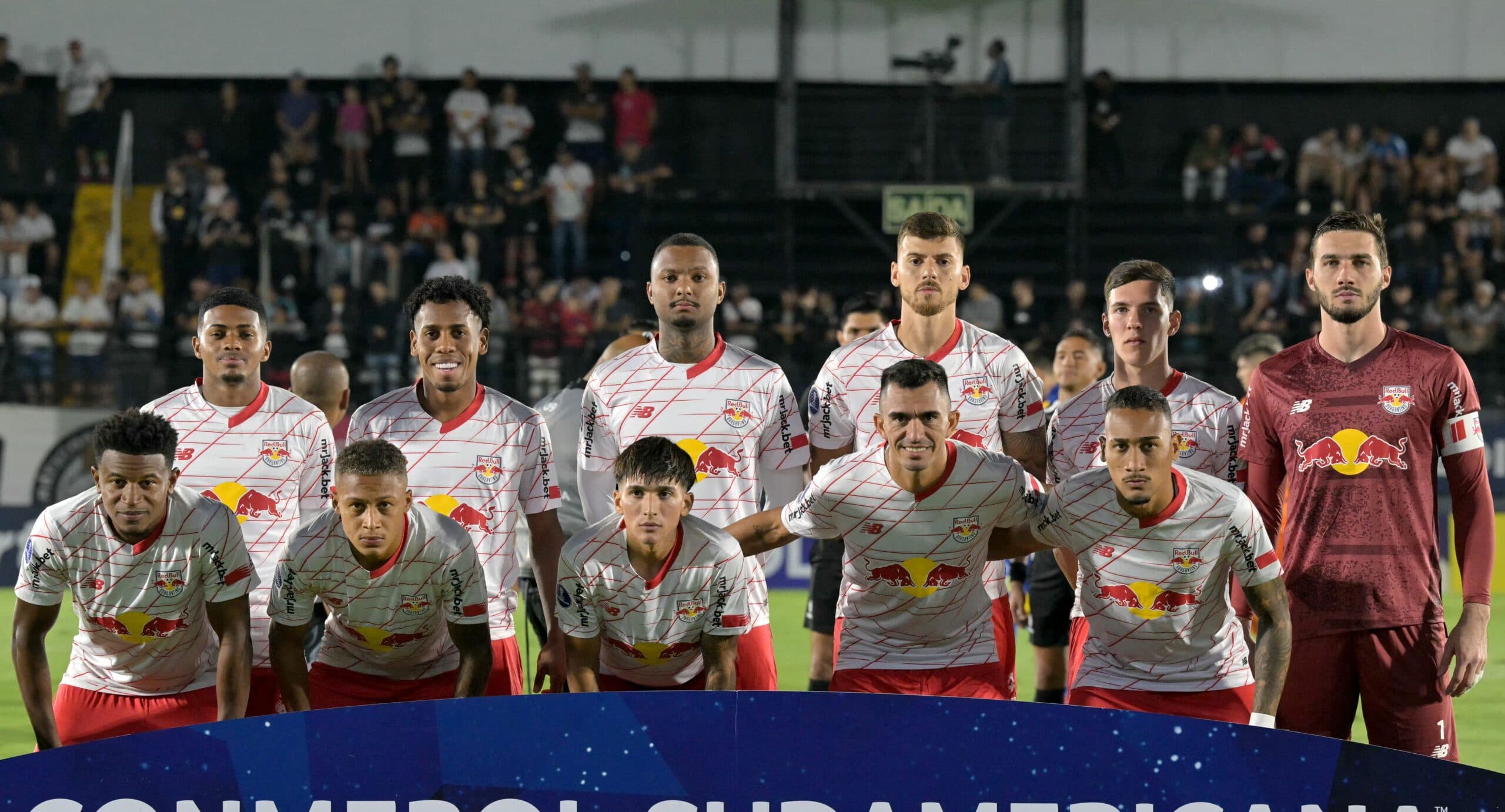 Time do Red Bull Bragantino antes de partida pela Copa Sul-Americana; equipe enfrenta Flamengo pelo Brasileirão