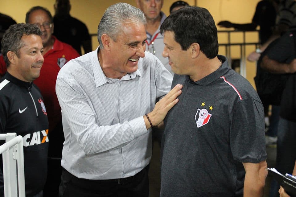 Tite e Adilson Batista antes de Corinthians 1 x 0 Joinville, em 2015; treinadores se enfrentam em Flamengo x Amazonas