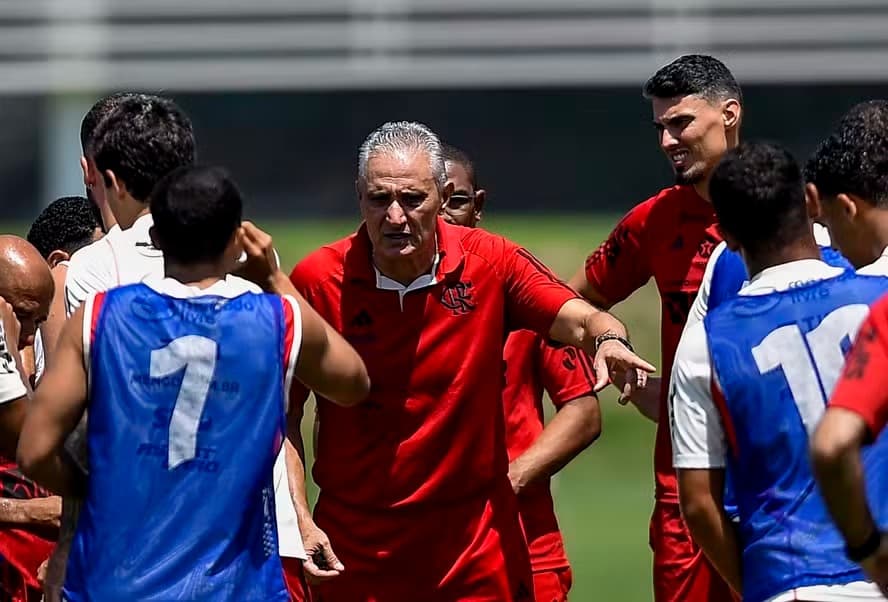 Tite dá orientações em treino do Flamengo; diretoria e treinador entendem que previsibilidade é problema do time