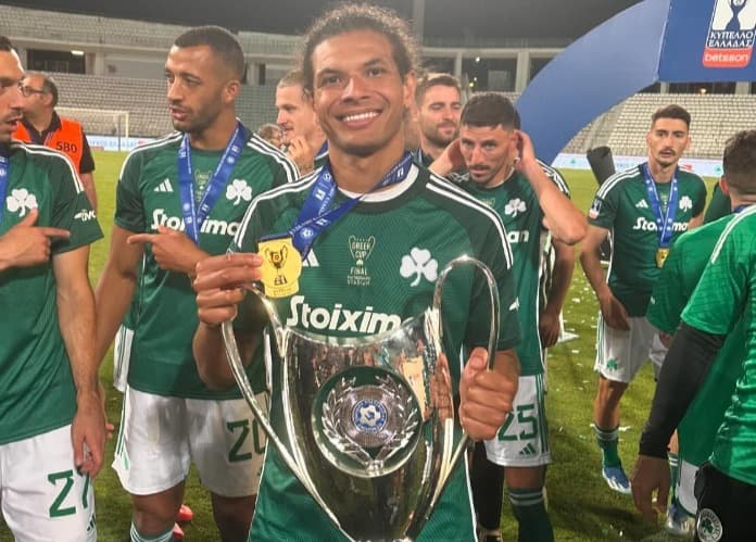 Willian Arão com trofeu da Copa da Grécia; volante ex-Flamengo conquistou 1º título na Grécia