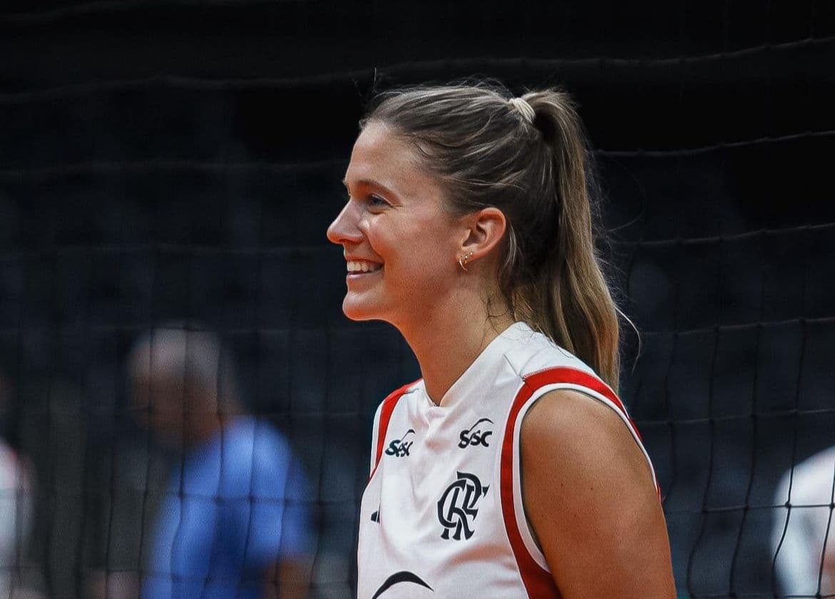 Brie O'Rilley sorri durante treino do Sesc Flamengo