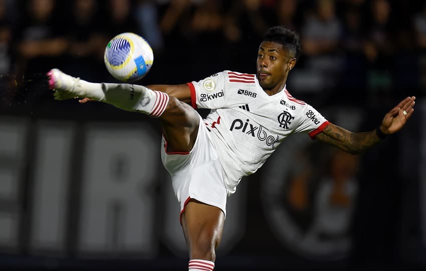 Bruno henrique levanta a perna em arco acrobático para dominar a bola no empate do Flamengo sobre o Bragantino