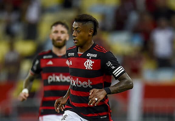 Bruno Henrique em campo pelo Flamengo; defesa se manifesta sobre investigação