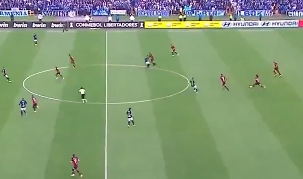 Chutões de zagueiros do Flamengo irritam a torcida.