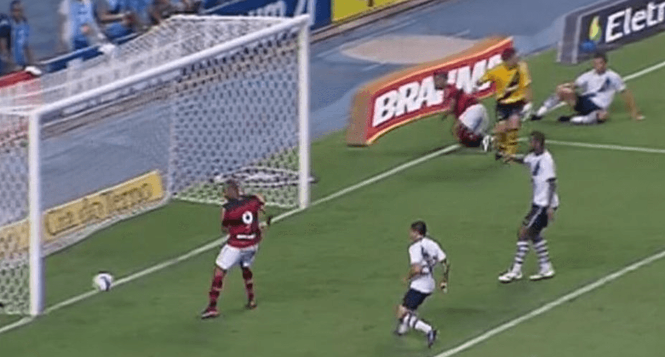 Deivid perde gol inacreditável contra o Vasco