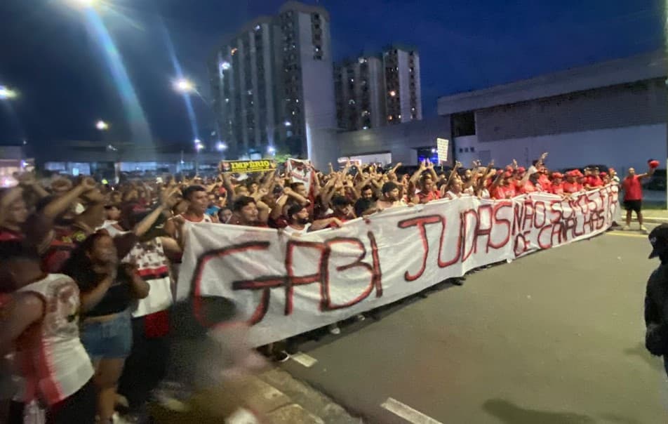 Torcedores do Flamengo protestam contra Gabigol em Manaus