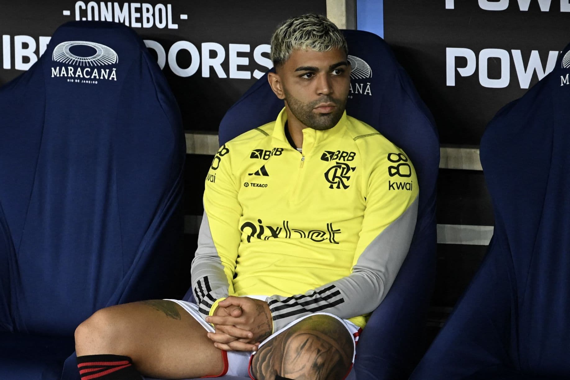 Gabgiol no banco de reservas do Maracanã antes de Flamengo x Millonarios