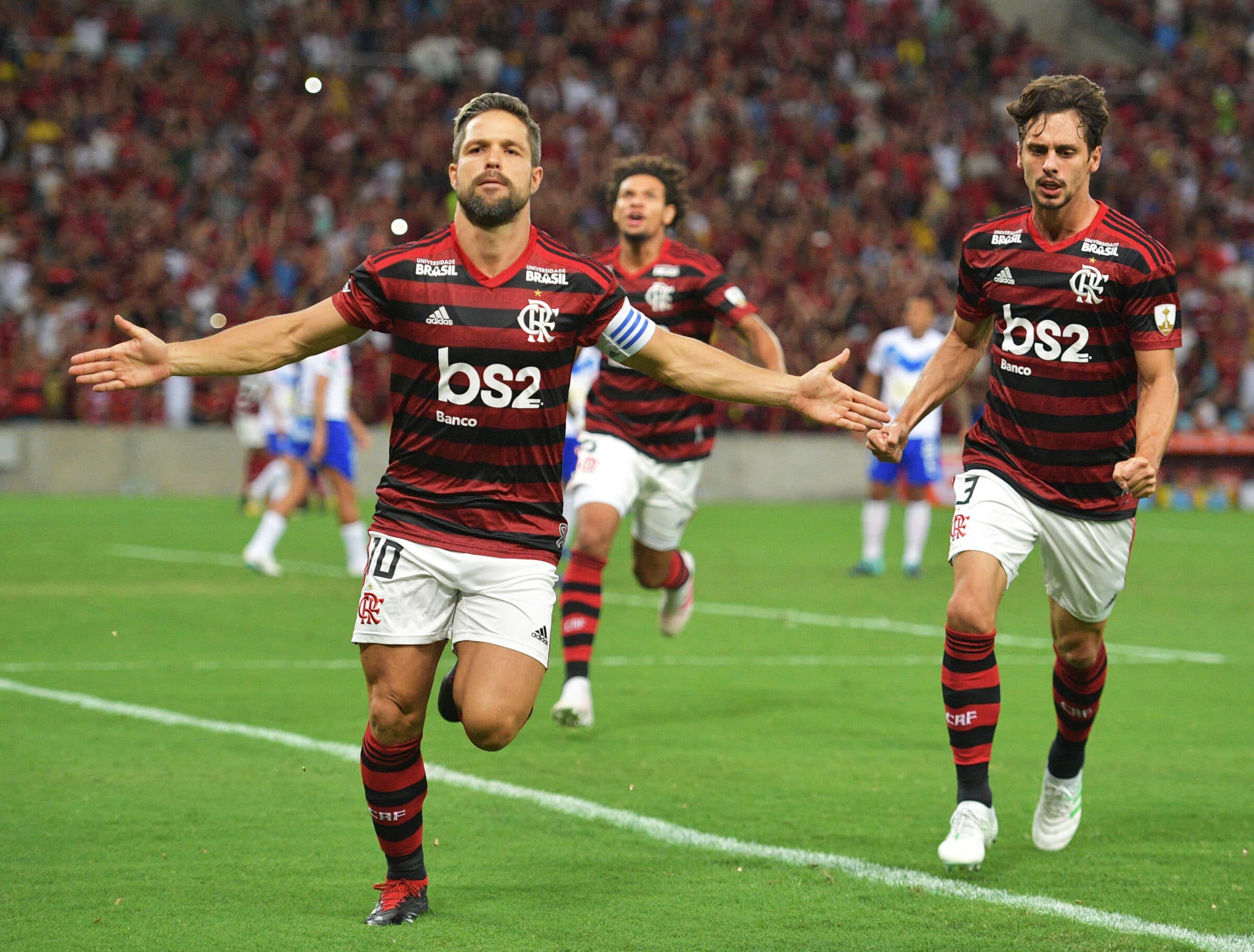 Diego comemora gol sobre o San José de Oruro