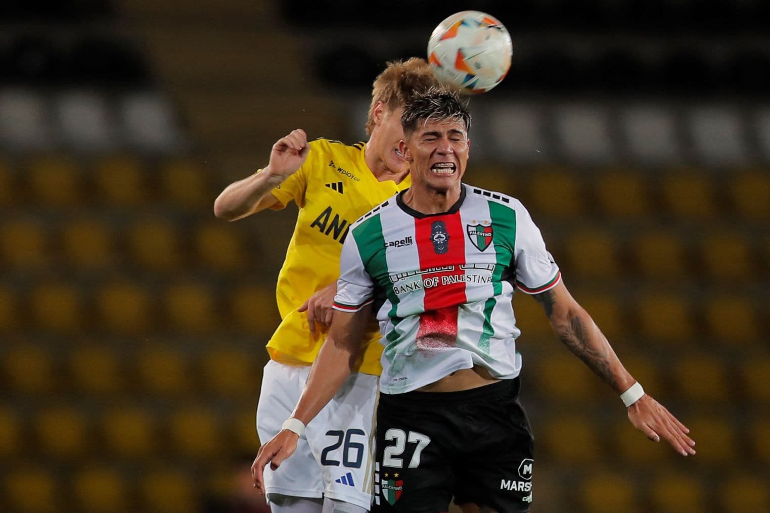 Jogador do Palestimo em jogo contra o Millonarios, pela Libertadores