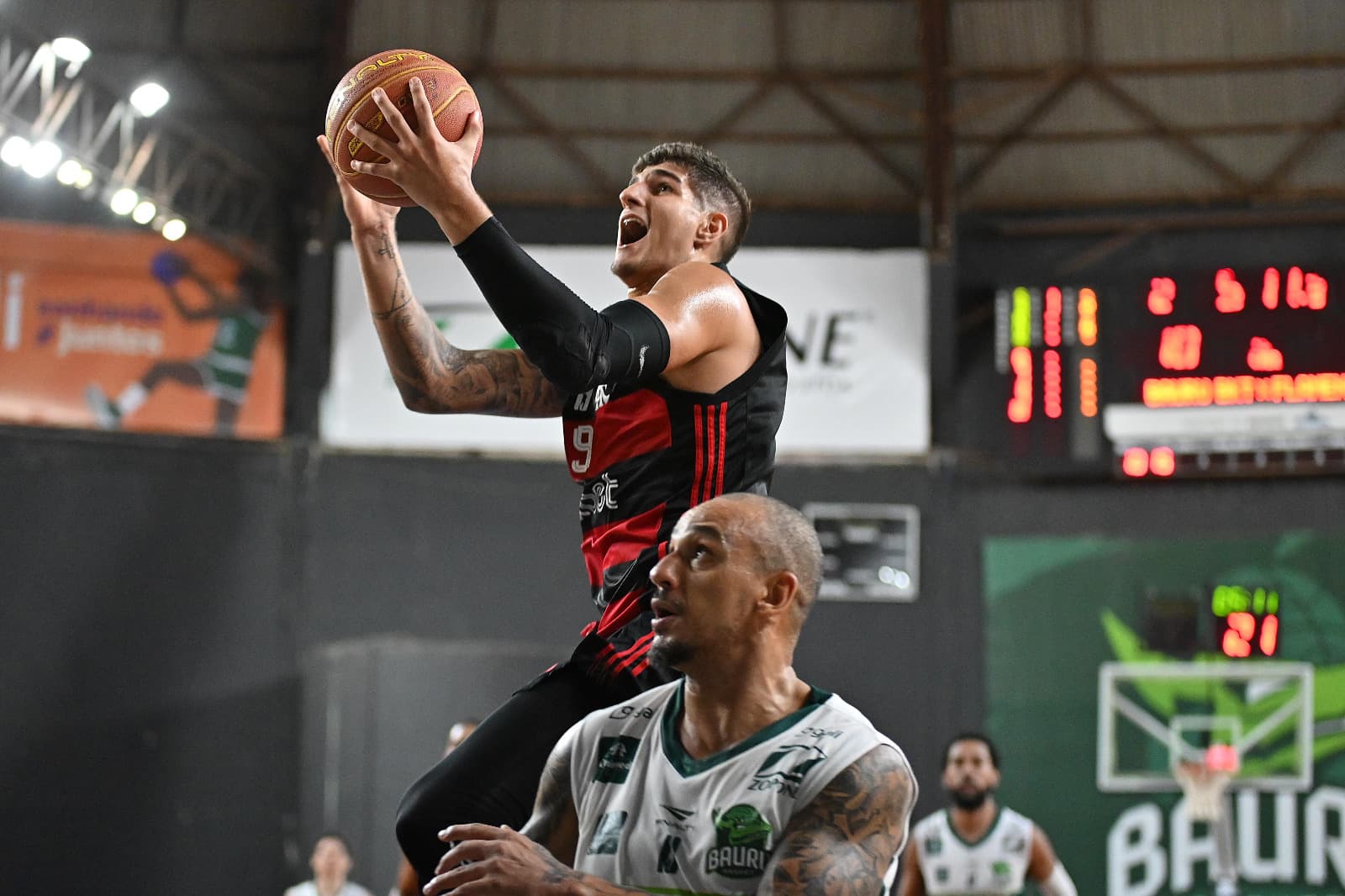 Gabriel Jaú em vitória do Flamengo sobre o Bauru no NBB