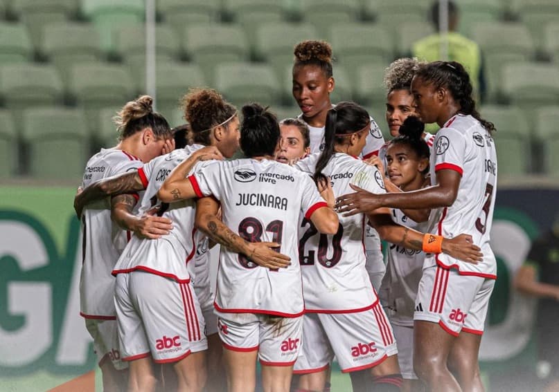 Time de futebol feminino do Flamengo em vitória no Brasileirão