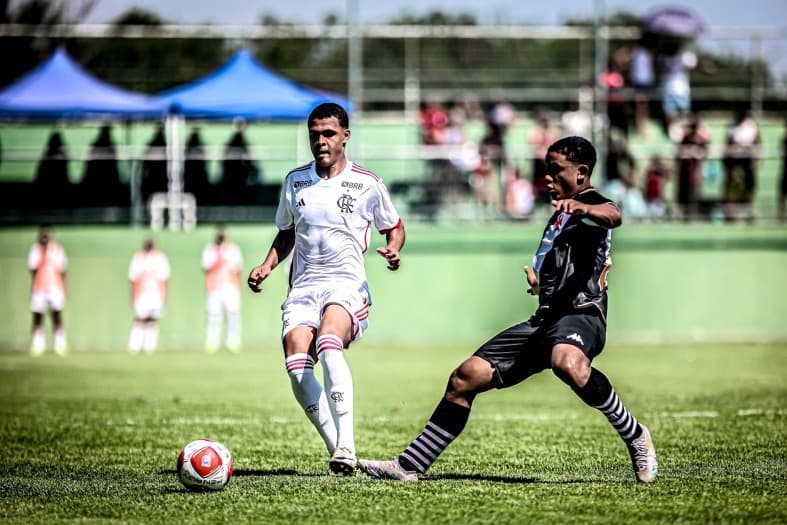 Sub-17 do Flamengo é derrotado por 5 a 4, e sub-15 vence o Vasco de virada