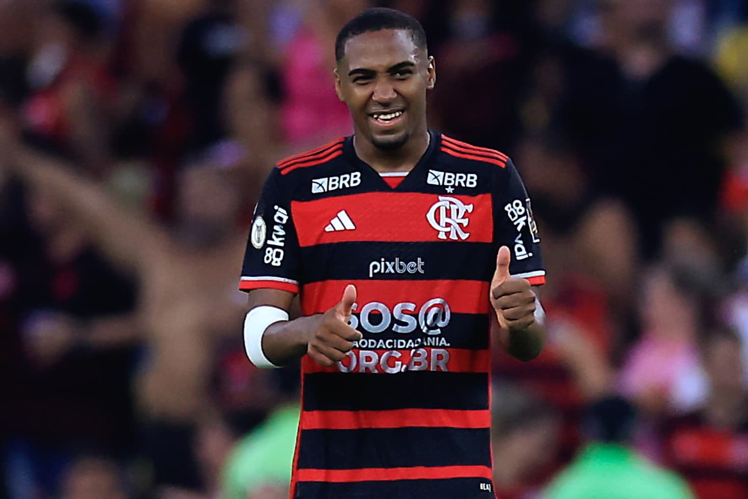 Lorran comemora gol contra o Corinthians, no Maracanã