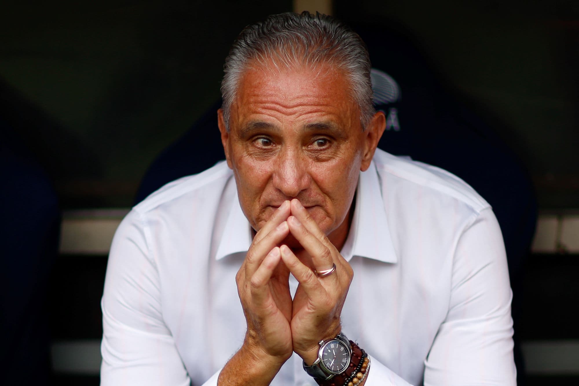 Tite no banco de reservas do Flamengo durante jogo do Brasileirão 2023.