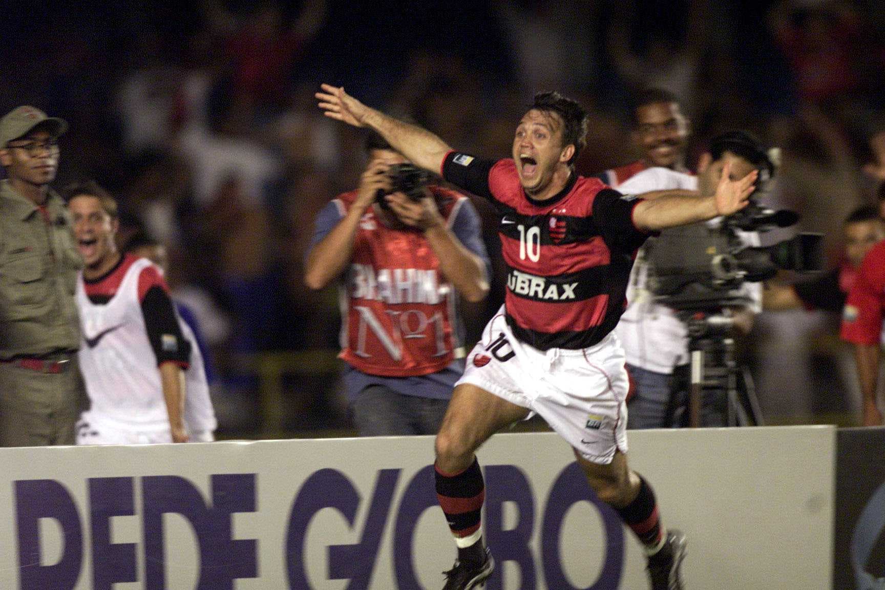 Petkovic comemora gol contra o vasco, em 2001