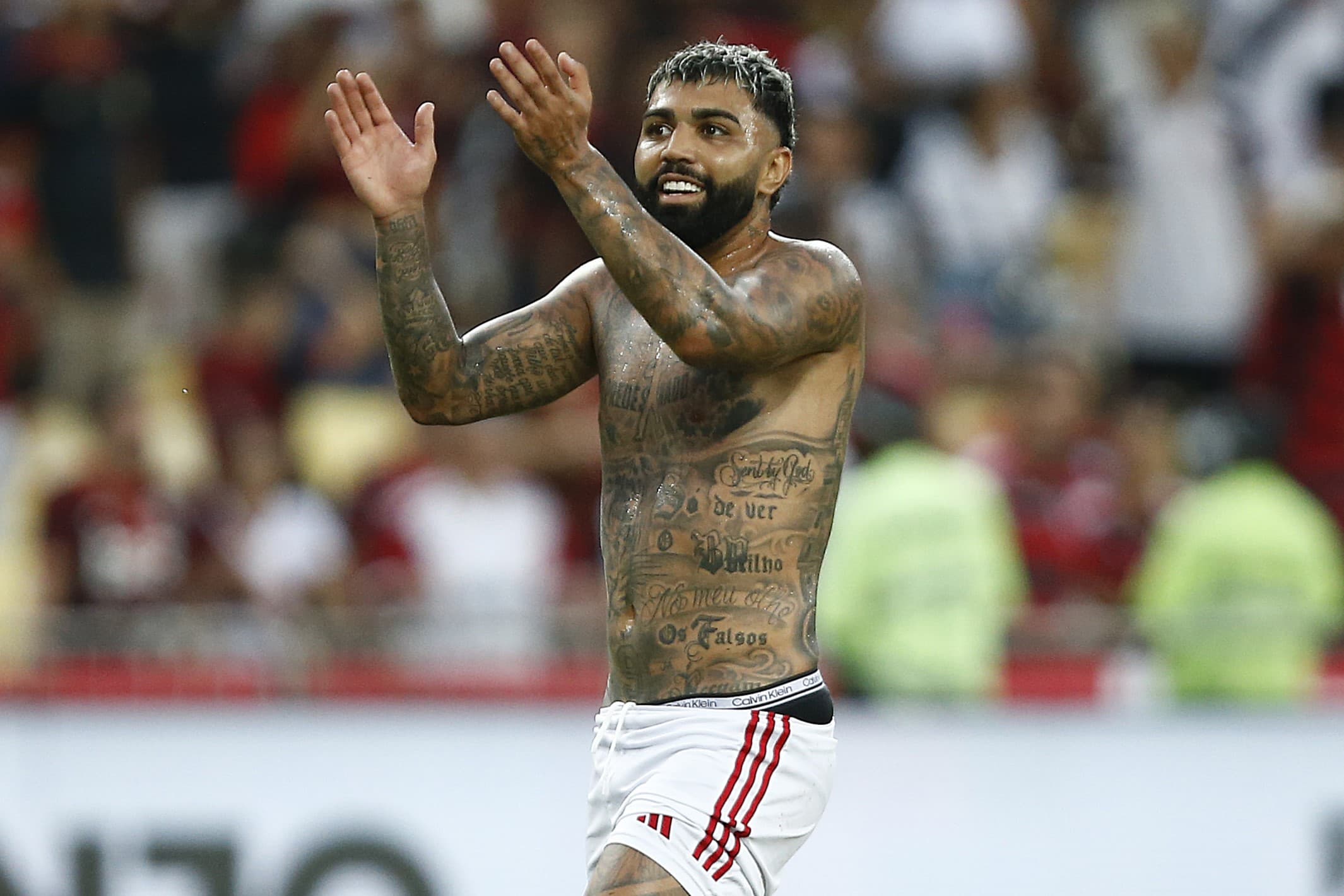 Gabigol aplaude a torcida do Flamengo no Maracanã.