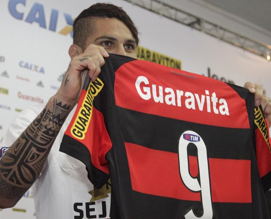 O atacante peruano Paolo Guerrero é apresentado no Flamengo em 2015 e mostra camisa com patrocínio da Viton 44 na manga e nas costas; empresa tinha dívida milionária com o Flamengo
