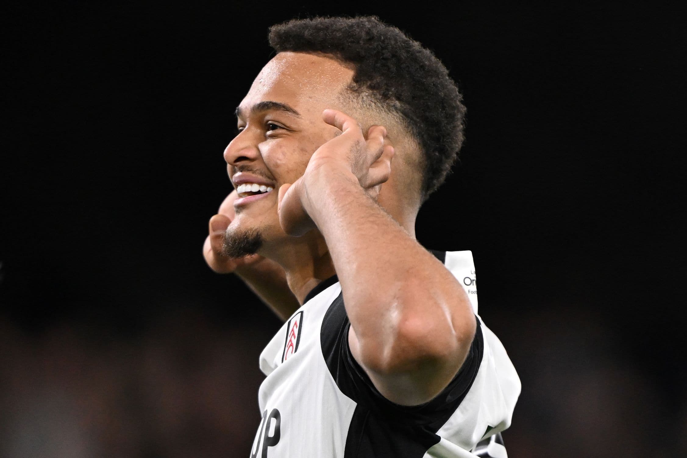 Rodrigo Muniz comemora gol pelo Fulham, na Premier League