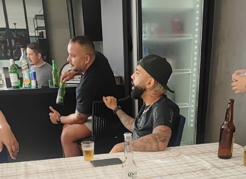 Foto vazada de Gabigol vestindo a camisa do Corinthians; uniforme do clube paulista disparou em vendas