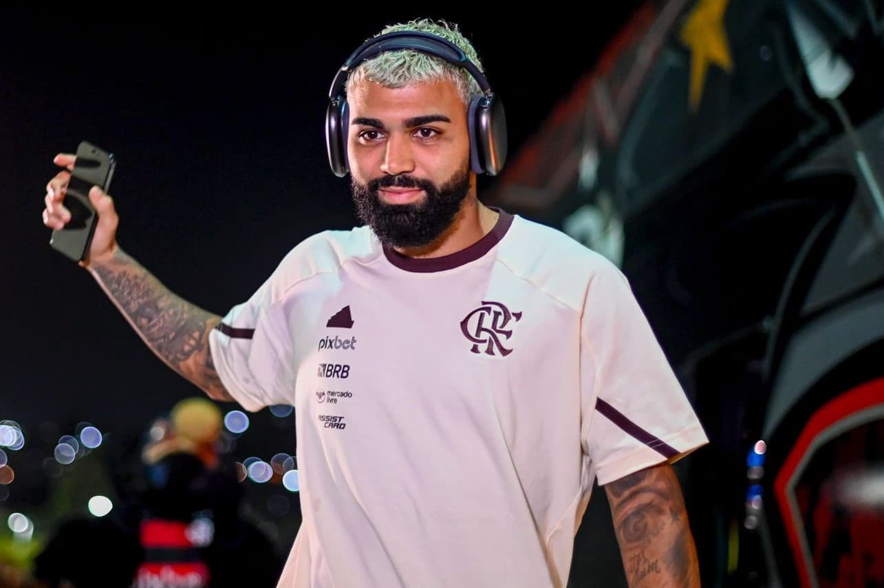 Atacante Gabigol, do Flamengo, chega ao Maracanã