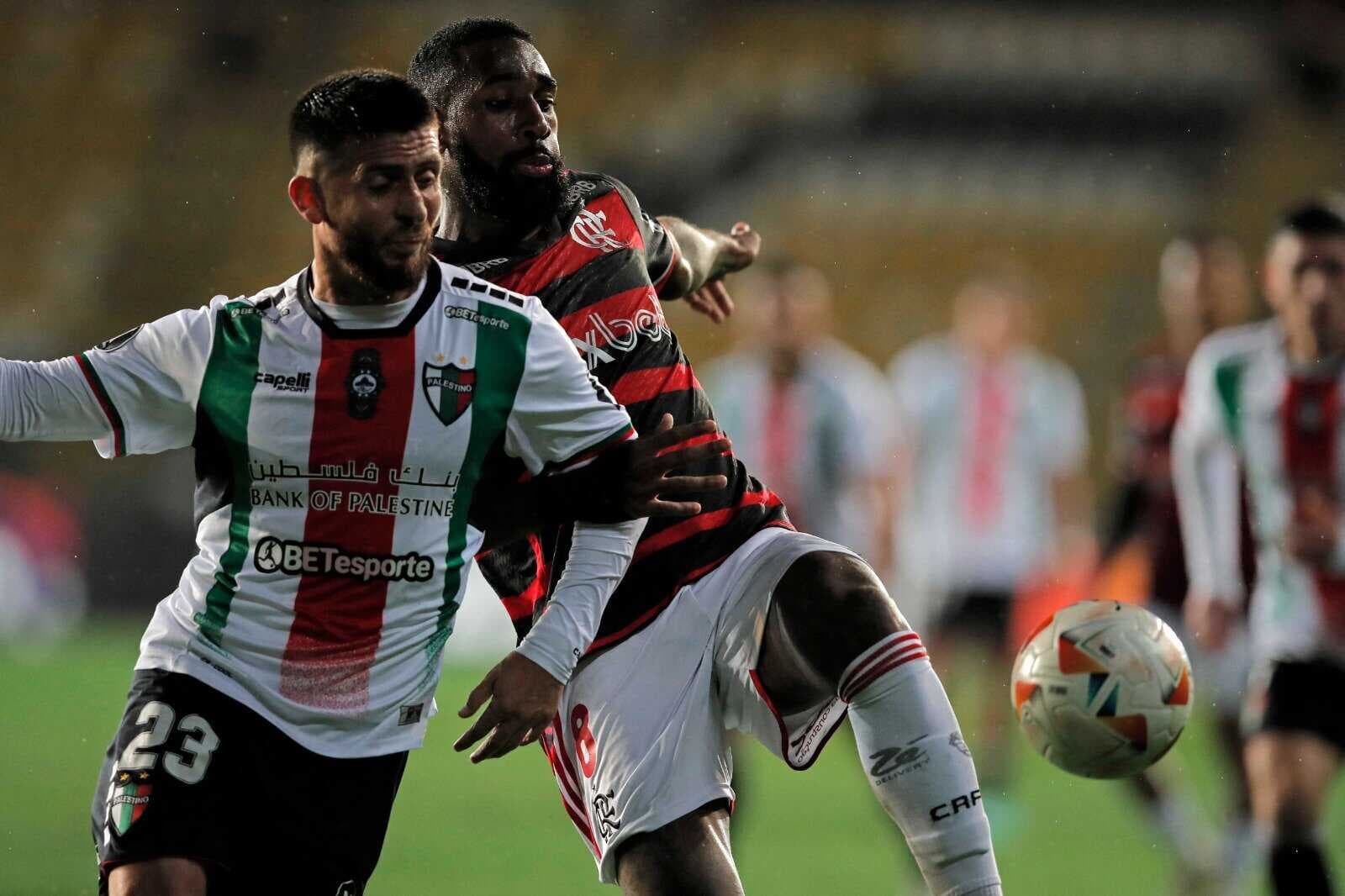 Gerson, do Flamengo, disputa bola com jogador do Palestino na derrota rubro-negra em Coquimbo, pela quarta da fase de grupos da Libertadores 2024