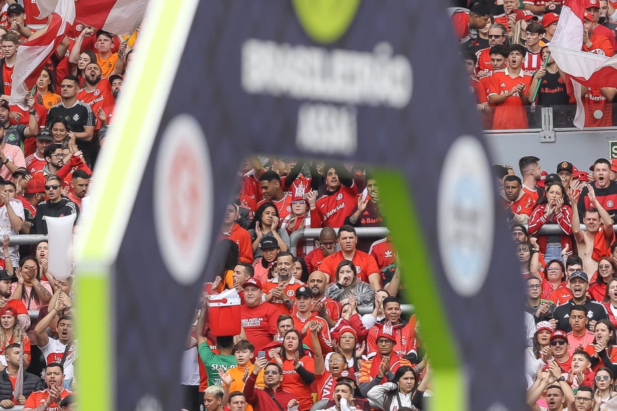 Torcida do Internacional durante Grenal no Brasileirão 2023