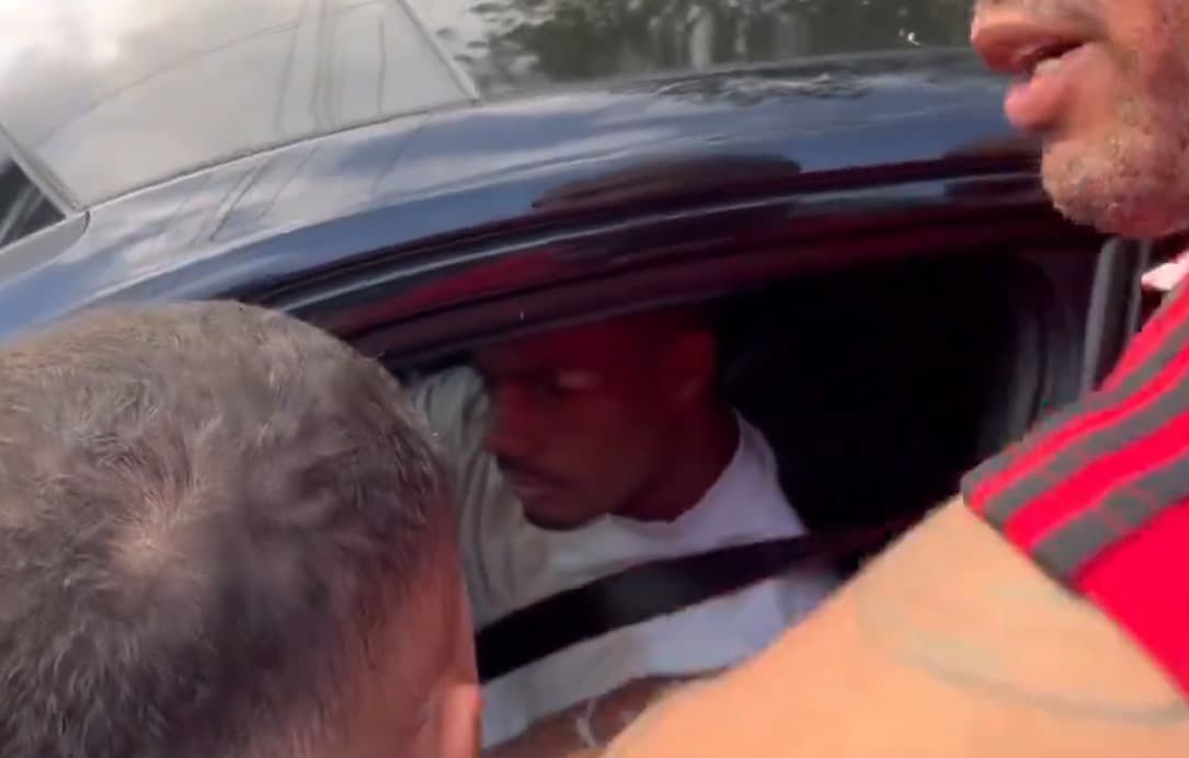 Nicolás De La Cruz na chegada ao Ninho do Urubu.