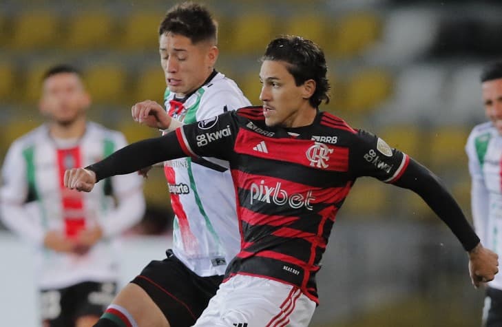Pedro, do Flamengo, disputa bola com jogador do Palestino
